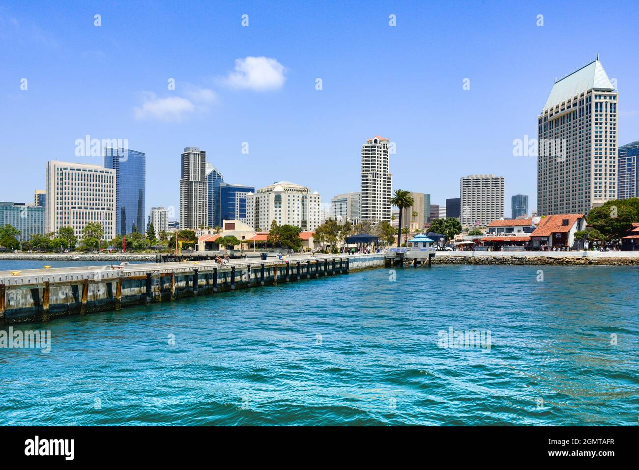 La gente gode della vista della Baia di San Diego dalle zone del molo e del molo del Porto di San Diego con uno sfondo di impressionante paesaggio urbano, San Diego, CA Foto Stock
