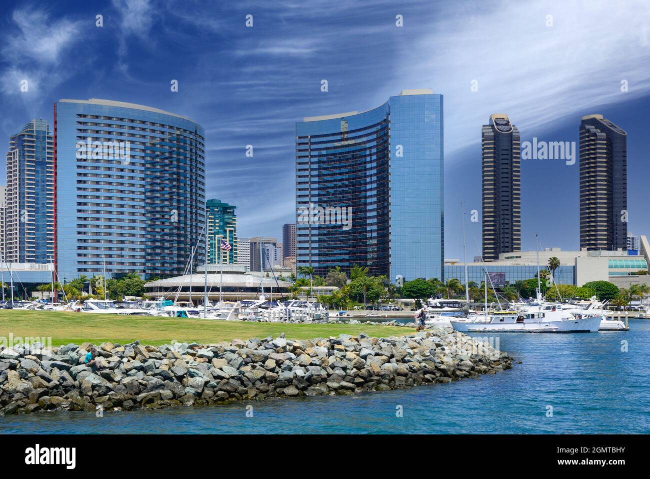 Una vista dalla Baia di San Diego del quartiere Embarcadero Marina Park South e dall'Hilton San Diego Bayfront Hotel and Harbor Club Condos, San Diego Foto Stock