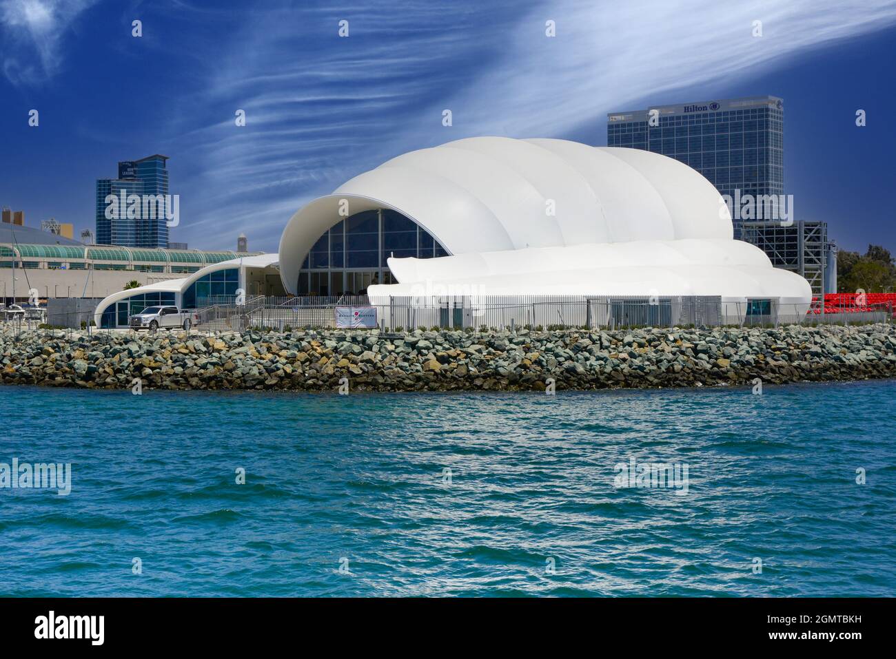 L'iconico anfiteatro Rady Shell al Jacobs Park si trova nell'Embarcadero Marina Park South, sede della San Diego Symphony, sulla baia di San Diego, California Foto Stock