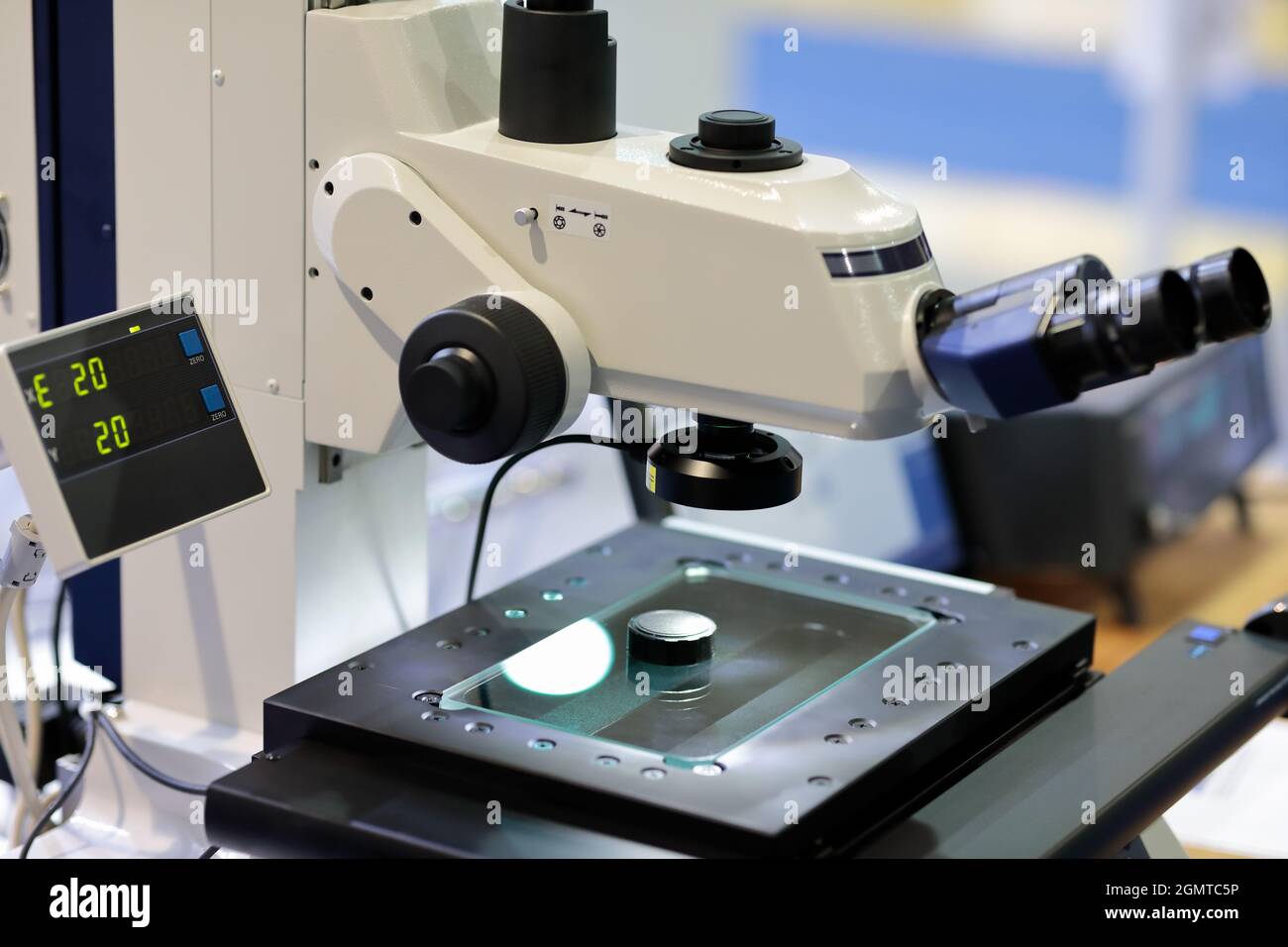 microscopio di misurazione a 2 assi con display contatore digitale. Messa a fuoco selettiva. Foto Stock