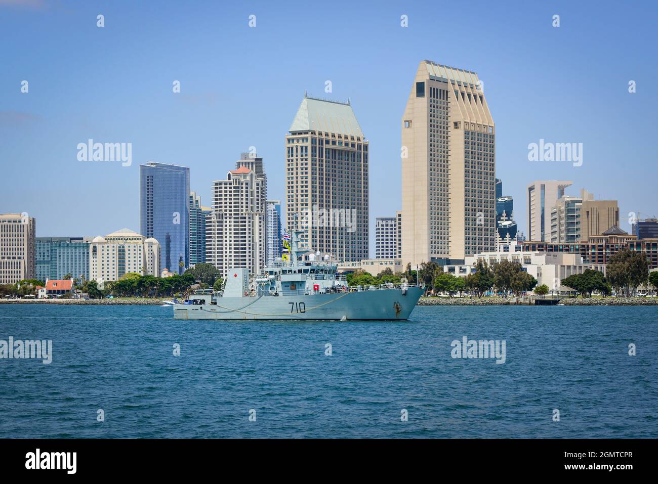 Una barca di pattuglia off-shore della Marina canadese, conosciuta come un visitatore straniero, naviga nella baia di San Diego con lo splendido skyline di San Diego, California, sullo sfondo Foto Stock