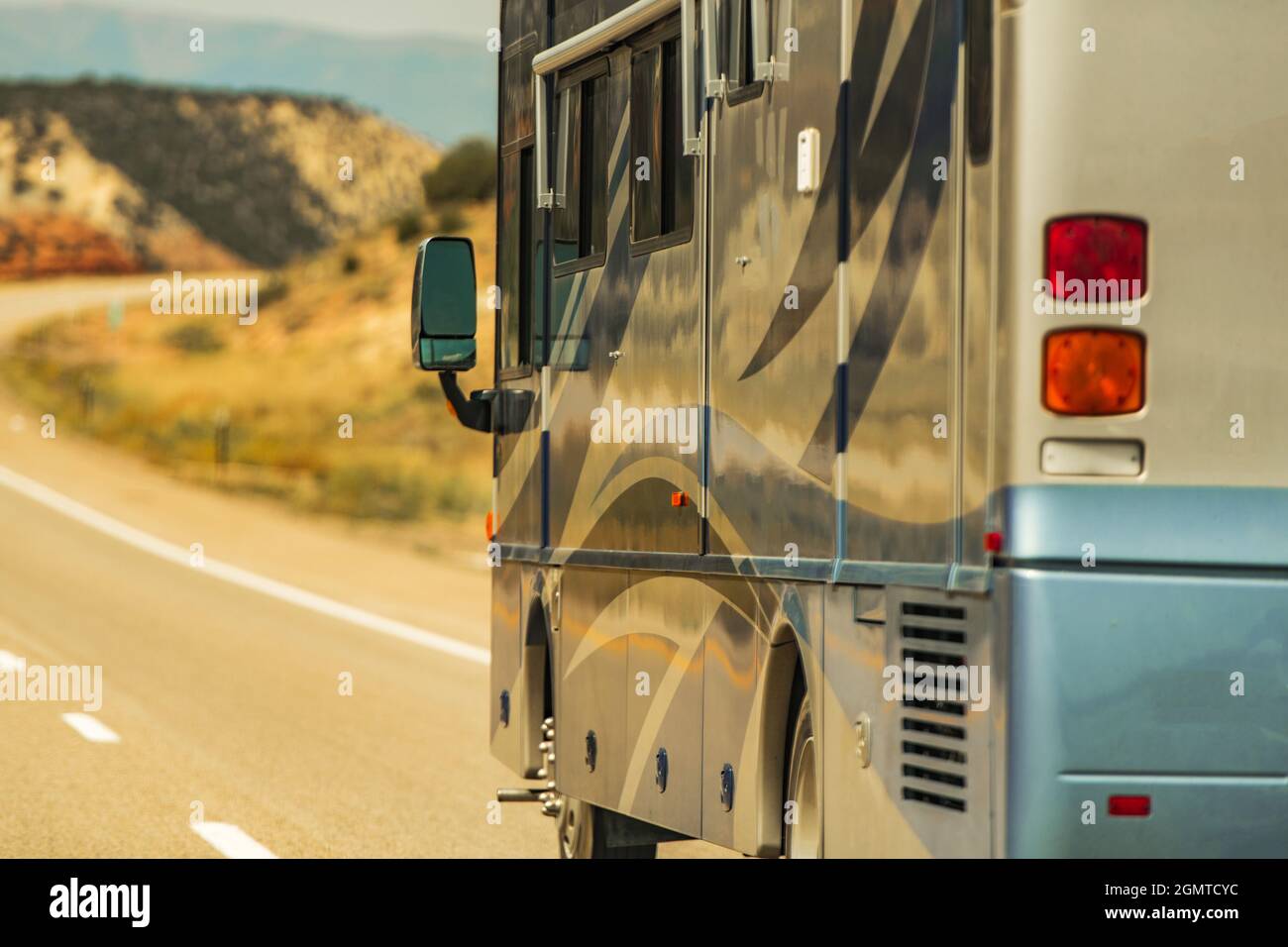 Pullman di classe A per motori RV con motore spintore diesel su un'autostrada panoramica. Tema dei veicoli da diporto. Foto Stock