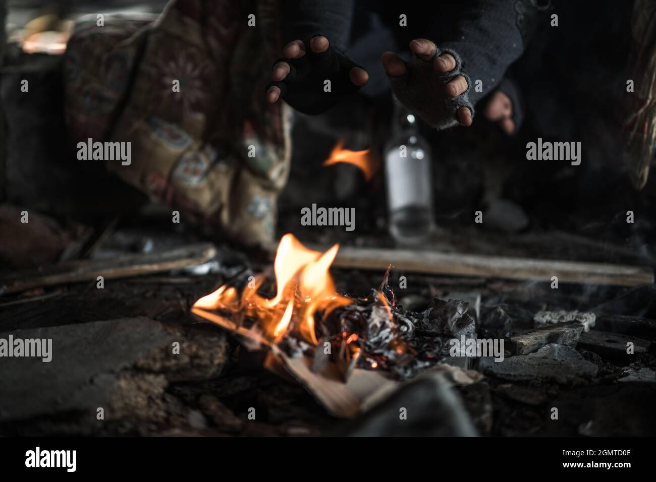 Giovane donna con un estintore per spegnere un incendio dal forno a casa  Foto stock - Alamy