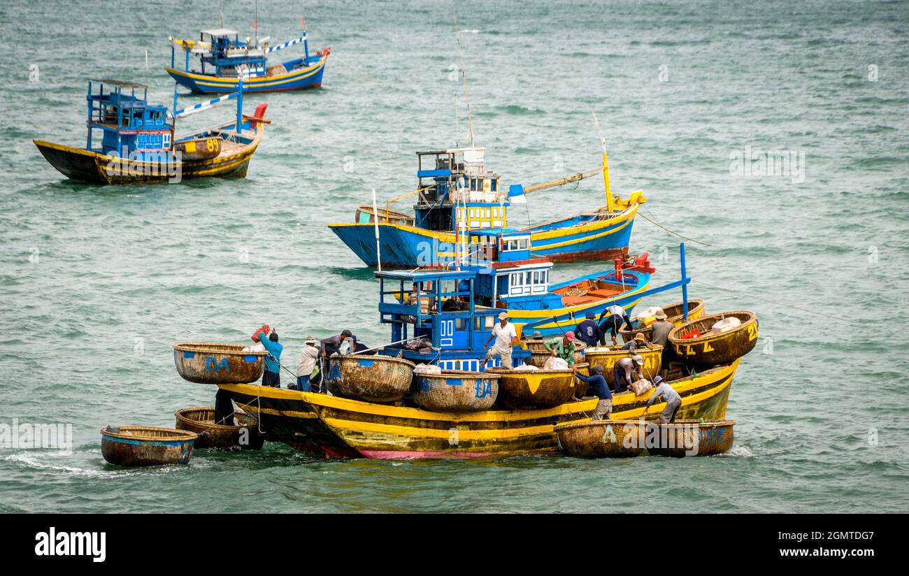 La barca da pesca torna dal mare nella provincia di Binh Thuan Foto Stock