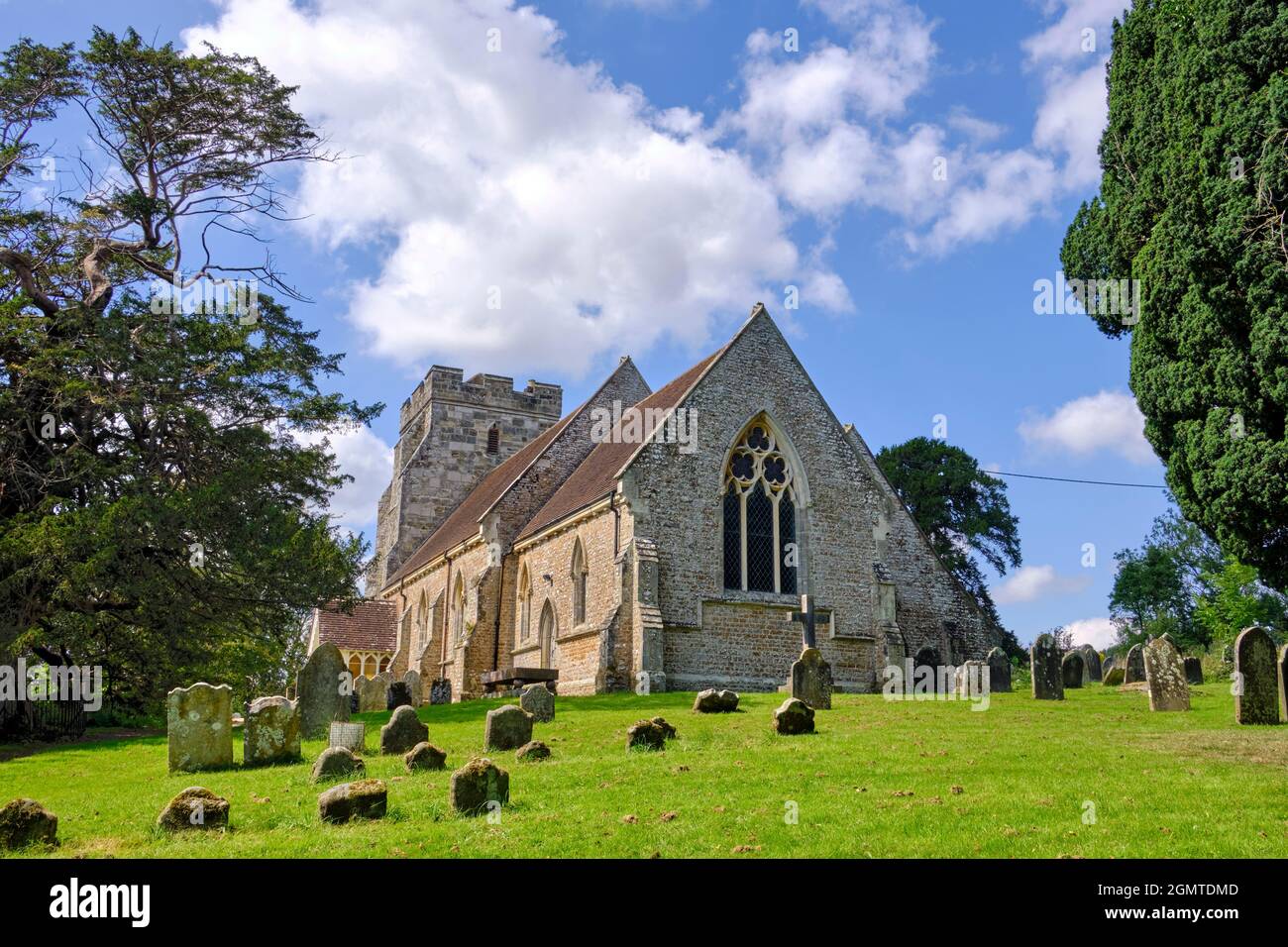 Chiesa di Crowhurst con il famoso albero di tasso antico che torreggia sopra la Chiesa, East Sussex, Regno Unito Foto Stock