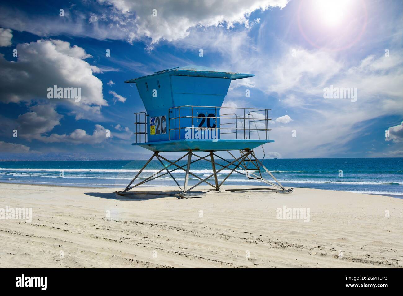 L'iconica torre del bagnino della California del Sud si trova in blu sulla spiaggia di sabbia bianca di Coronado, con le spettacolari nuvole vicino a San Diego, CA, USA Foto Stock