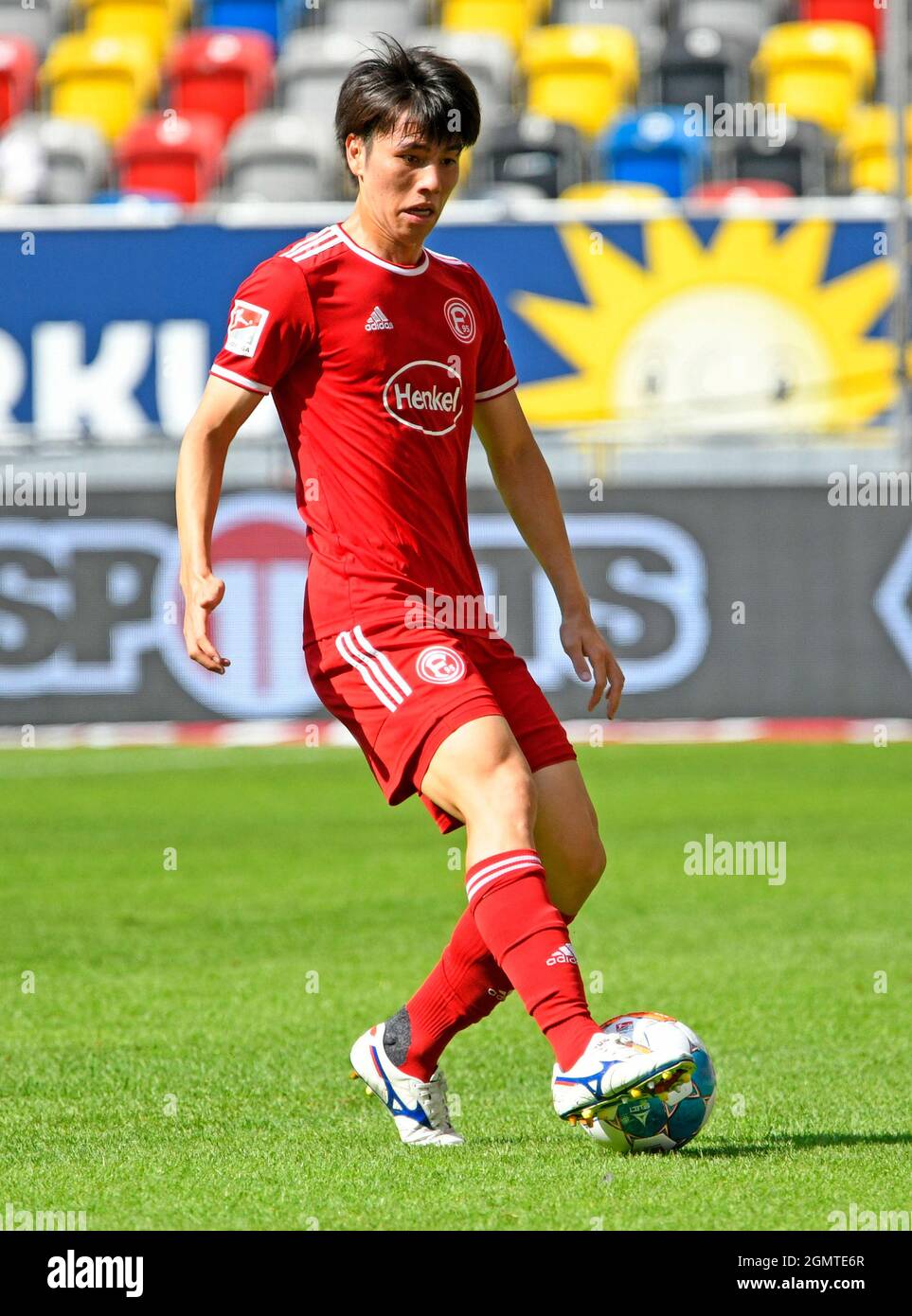 Merkur Spielarena Dusseldorf Germania, 18.9.2021 seconda stagione Bundesliga 2021/22, giorno 7, Fortuna Dusseldorf (F95) vs Jahn Regensburg (REG) 1:1 — Ao Tanaka (F95) LE NORMATIVE DFL VIETANO L'USO DI FOTOGRAFIE COME SEQUENZE DI IMMAGINI E/O QUASI-VIDEO Foto Stock