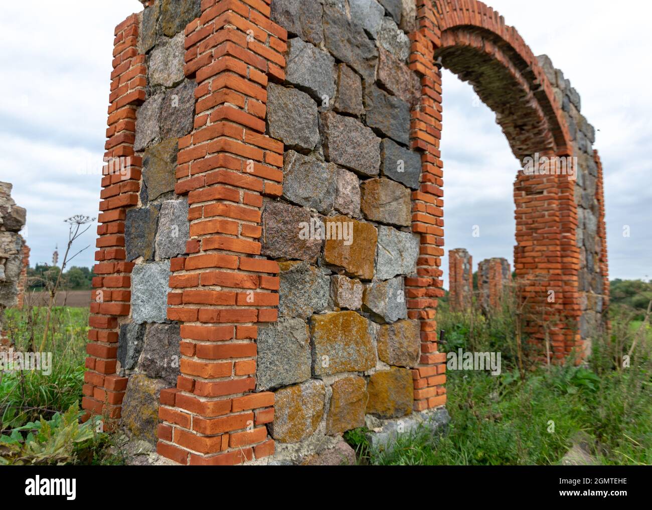 paesaggio con ruderi in pietra e mattoni, antiche fondamenta in pietra bricked con mattoni rossi Foto Stock