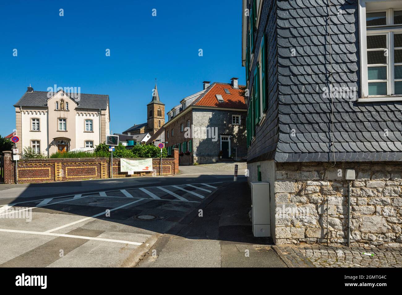 Germania, Wuelfrath, Wuelfrath-Duessel, Bergisches Land, Niederbergisches Land, Niederberg, Renania settentrionale-Vestfalia, NRW, canonica della chiesa cattolica Saint Maximin nella Dorfstrasse nel villaggio di Duessel, dietro la chiesa evangelica Foto Stock