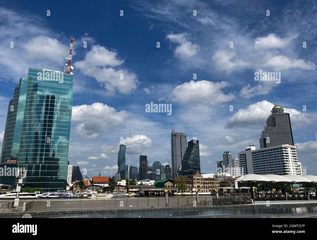 Bangkok, Tailandia. 12 settembre 2021. Le nuvole sono nel cielo sopra lo skyline di Bangkok. La mega-metropoli era una delle città più visitate del mondo prima della pandemia di Corona. (A 'Bangkok si aspetta di dare nuovamente il benvenuto ai turisti nel mese di novembre') Credit: Carola Frentzen/dpa/Alamy Live News Foto Stock