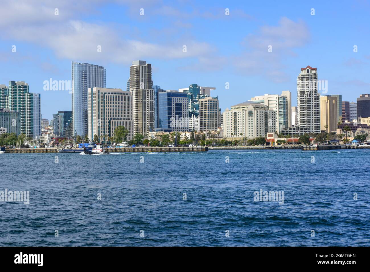 Un impressionante skyline del centro cittadino di San Diego con alti edifici moderni che si affacciano dalla Baia di San Diego vicino all'Isola di Coronado nella California Meridionale Foto Stock