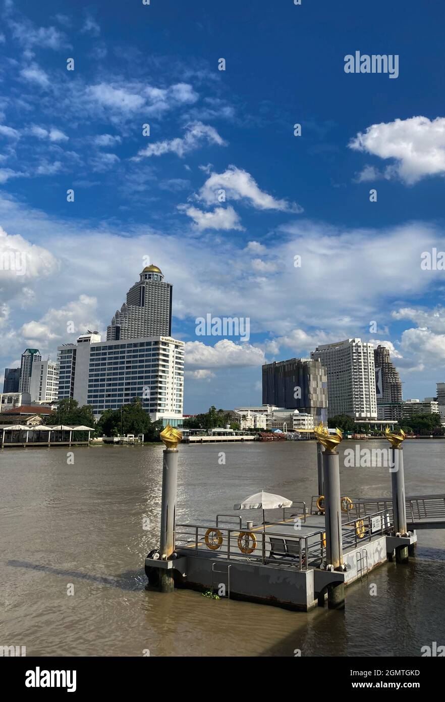 Bangkok, Tailandia. 12 settembre 2021. Lo skyline di Bangkok con il fiume Chao Phraya. La mega-metropoli era una delle città più visitate del mondo prima della pandemia di Corona. Credit: Carola Frentzen/dpa/Alamy Live News Foto Stock
