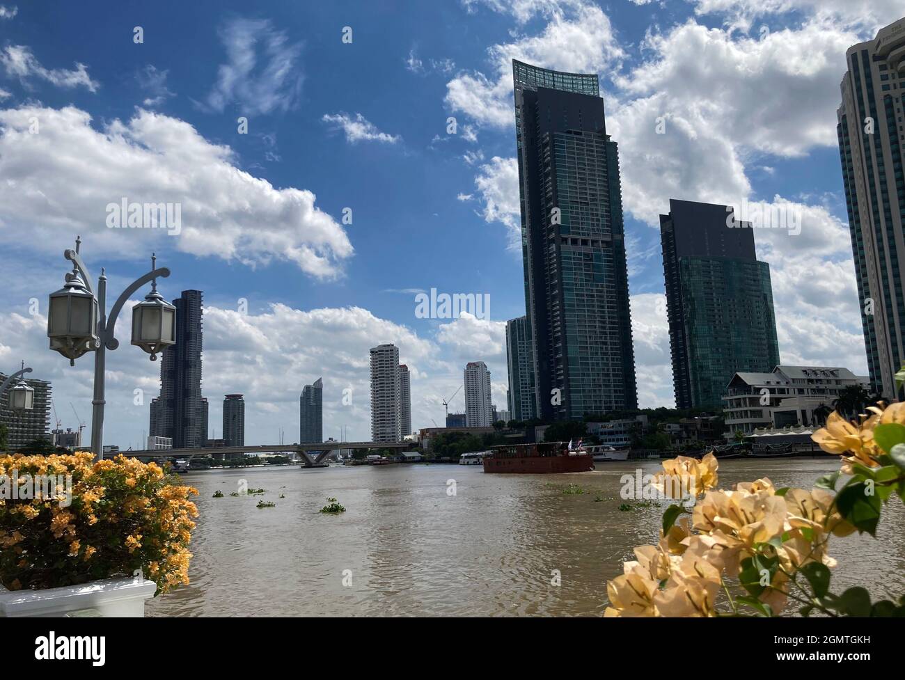 Bangkok, Tailandia. 12 settembre 2021. Lo skyline di Bangkok con il fiume Chao Phraya. La mega-metropoli era una delle città più visitate del mondo prima della pandemia di Corona. Credit: Carola Frentzen/dpa/Alamy Live News Foto Stock