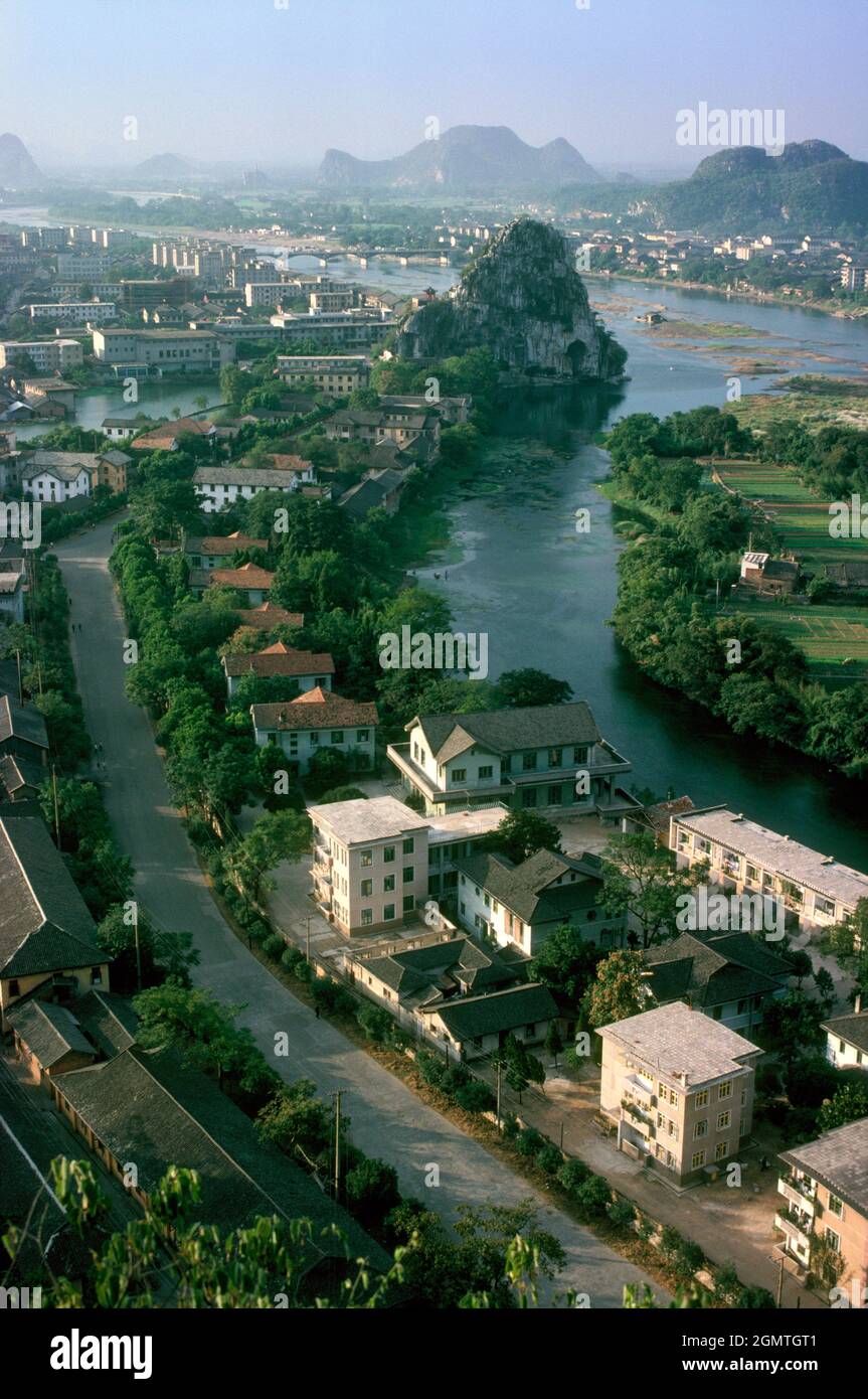 Guilin, Cina 1981; Una vista storica di Guilin nel 1981, con il fiume li che serpente attraverso la città. Le sue famose colline calcaree carsiche, spesso raffigurate in c. Foto Stock