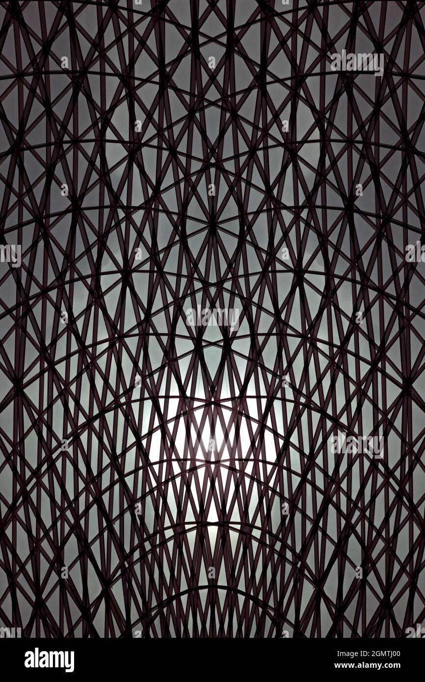 Oxfordshire, Inghilterra - 18 Aprile 2018 questo è iniziato come un'immagine che mostra le disposizioni di ritagli curvi realizzati con carta d'arte. Ma poi ho avuto avventuriero Foto Stock