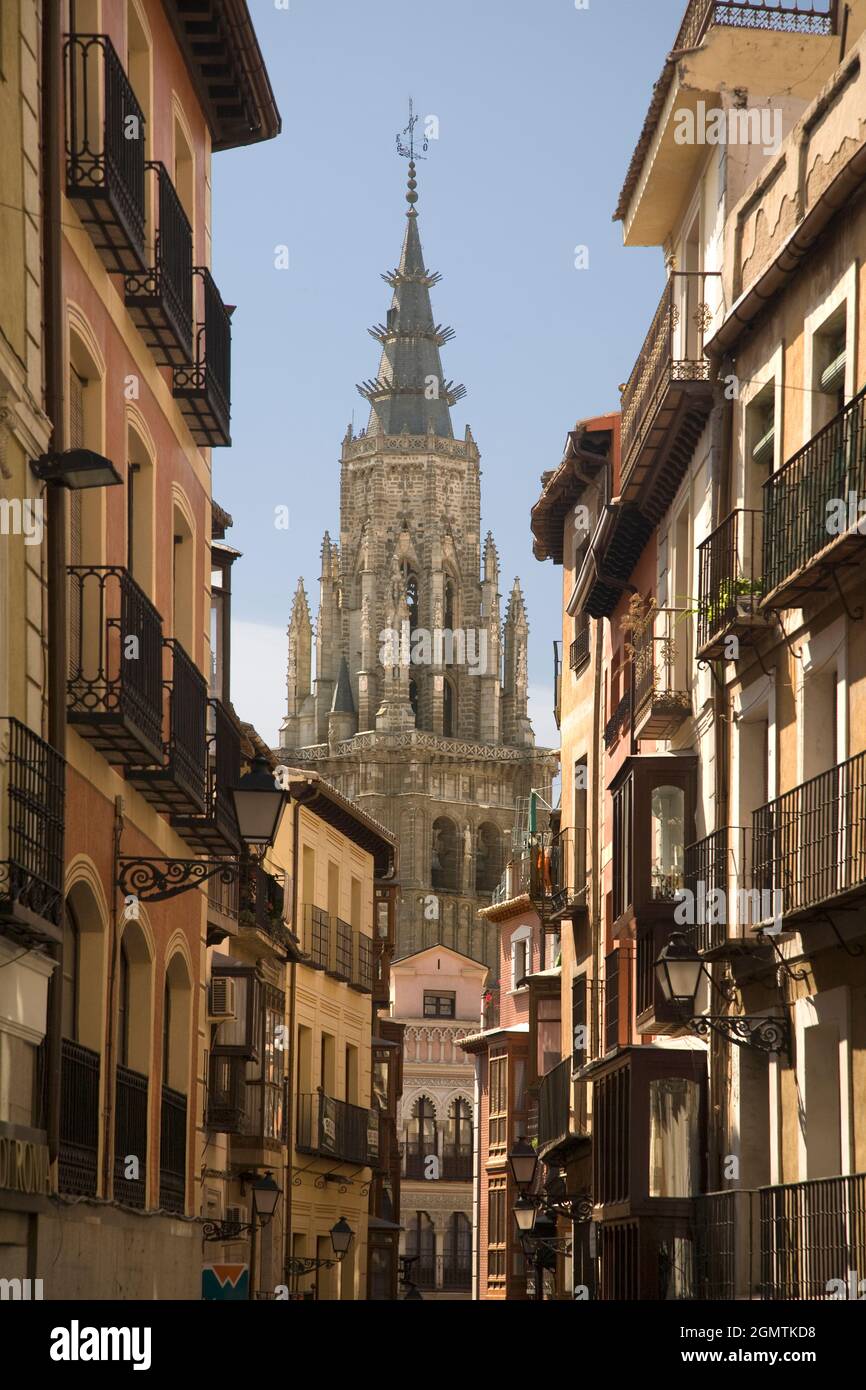 Toledo, Spagna - 25 settembre 2008; la magnifica Cattedrale di Toledo in alta gotica, vista dalla Città Vecchia, la sua costruzione iniziò nel 1226 sotto il dominio Foto Stock