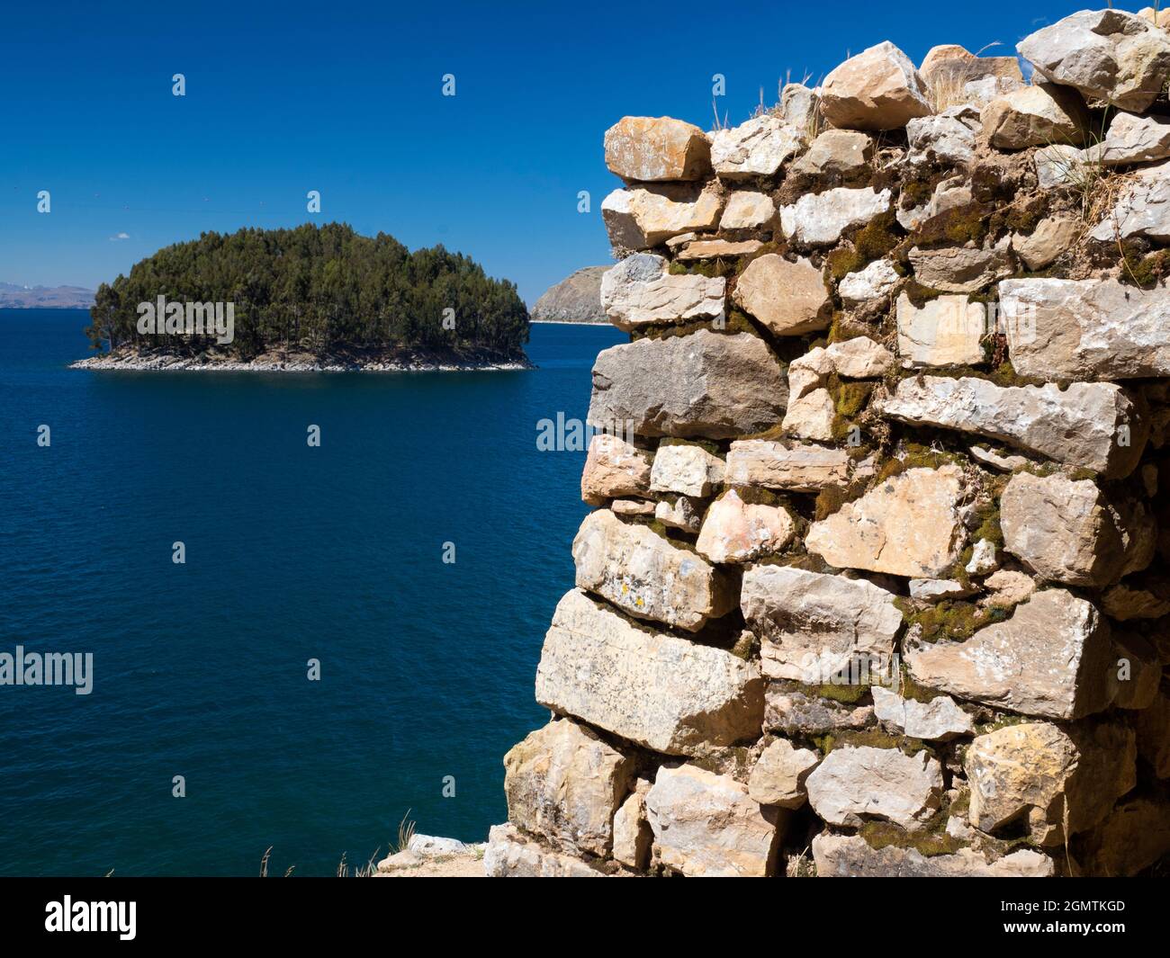 Lago Titicaca, Perù - 18 maggio 2018; antiche rovine precolombiane a Pillkukayna, sulla splendida isola del Sole Foto Stock