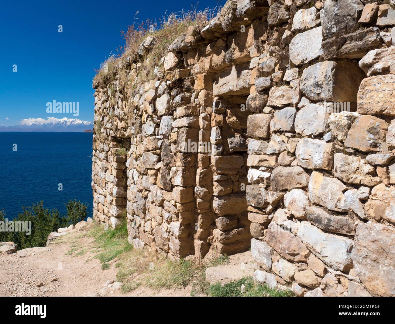 Lago Titicaca, Perù - 18 maggio 2018; antiche rovine precolombiane a Pillkukayna, sulla splendida isola del Sole Foto Stock