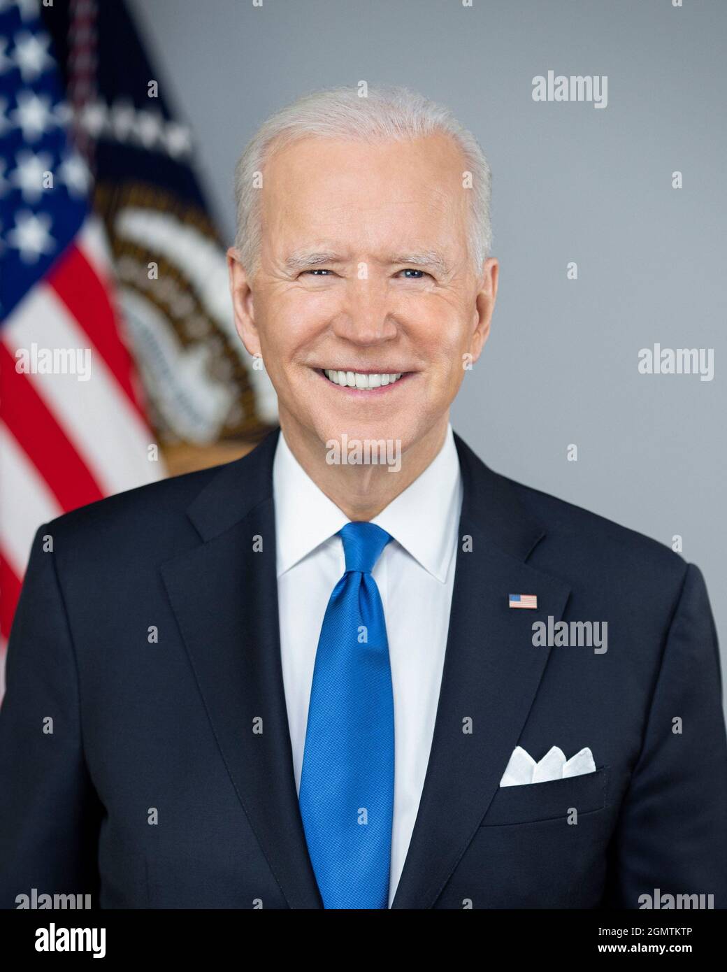 Il presidente Joe Biden pone per il suo ritratto ufficiale mercoledì 3 marzo 2021, nella Biblioteca della Casa Bianca. (Foto ufficiale della Casa Bianca). Foto Stock