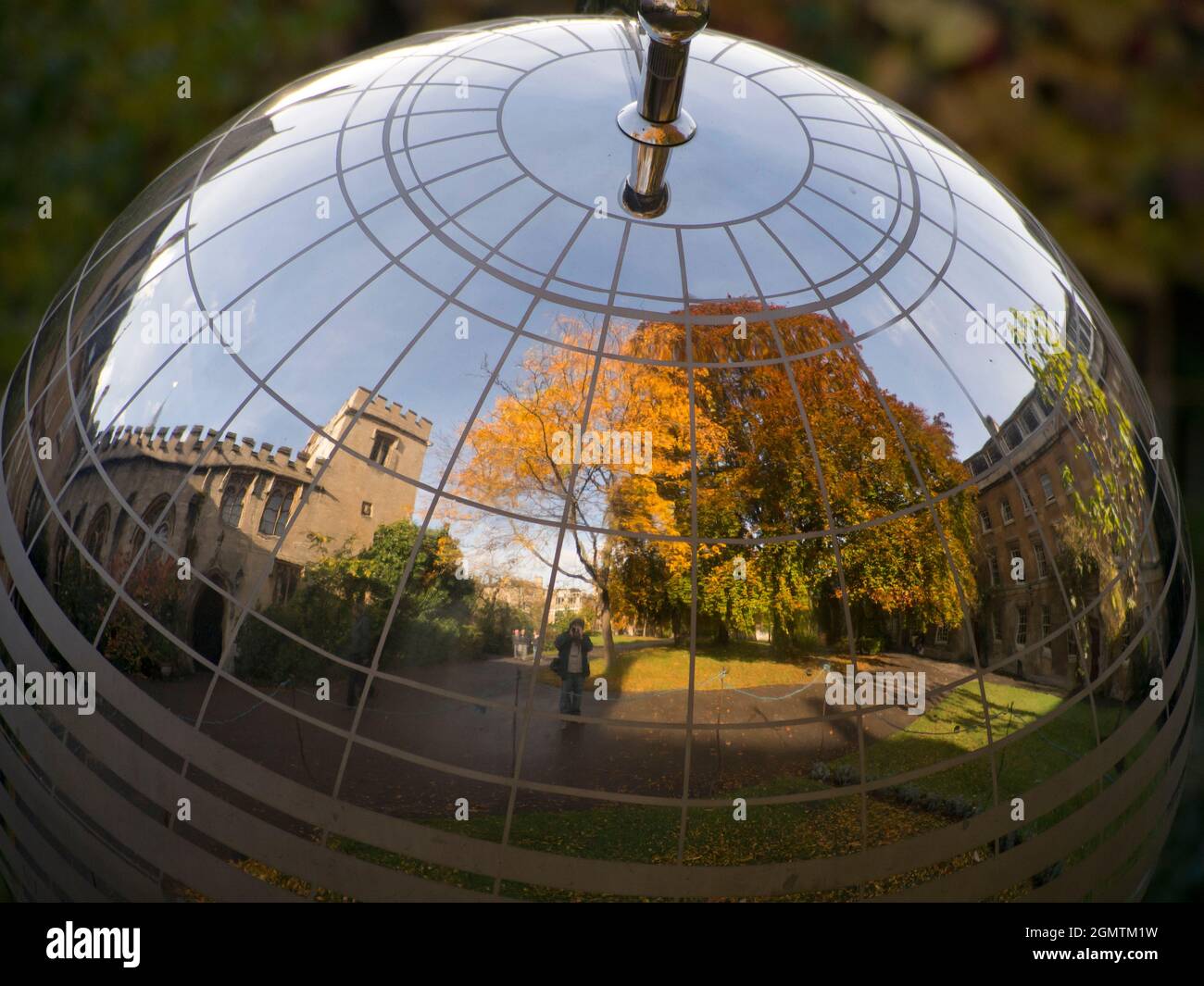 Oxford, Inghilterra - 30 novembre 2012; nessuna gente in vista. Qui vediamo la mia riflessione nella Donna di Balliol Sundial, dando uno stile fish-eye lente di extr Foto Stock