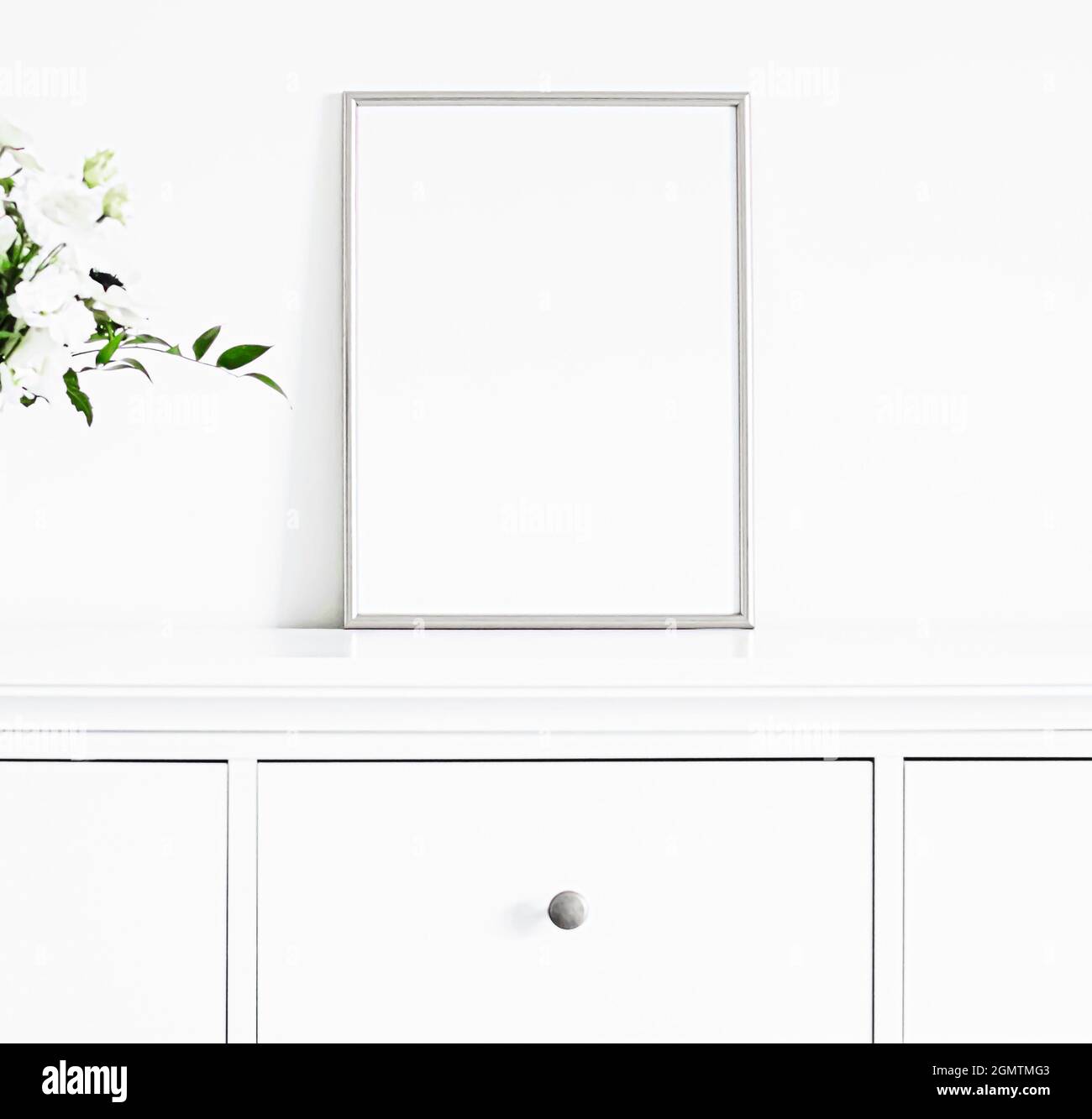 Cornice in argento su mobili bianchi, arredamento e design di lusso per mockup, stampa poster e arte stampabile, vetrina online shop Foto Stock