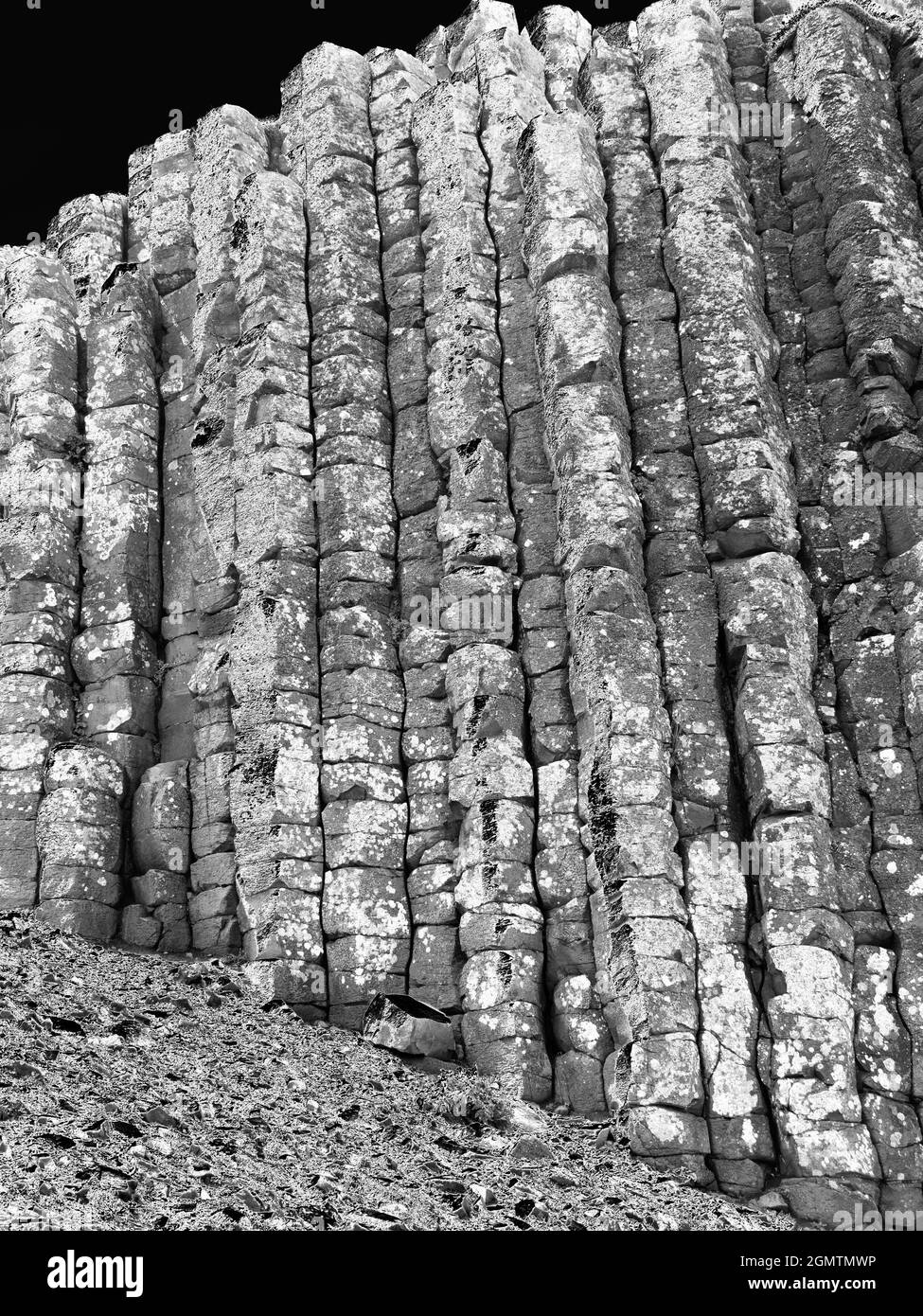 Giants Causeway è una delle grandi meraviglie naturali del Regno Unito. Si trova sulla costa nord dell'Irlanda del Nord, nella contea di Antrim. ITS Foto Stock