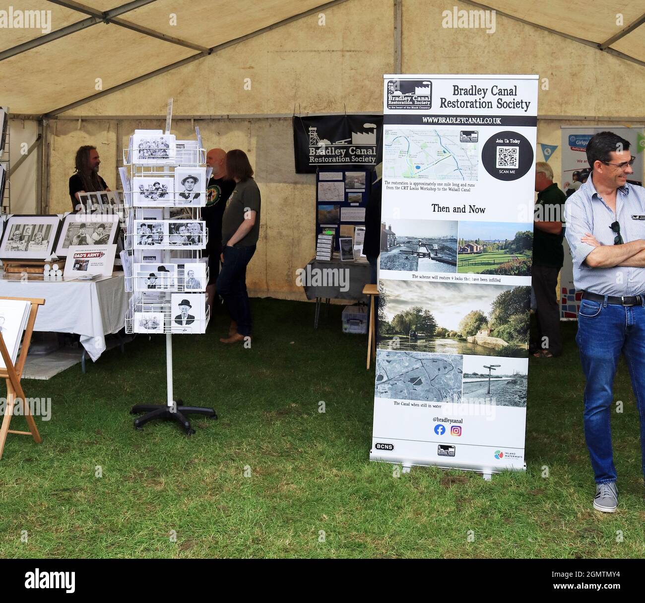 Al Black Country Boating Festival 2021 la società di restauro dei canali Bradley e l'artista Steve Lilley condividono una tenda espositore. Foto Stock