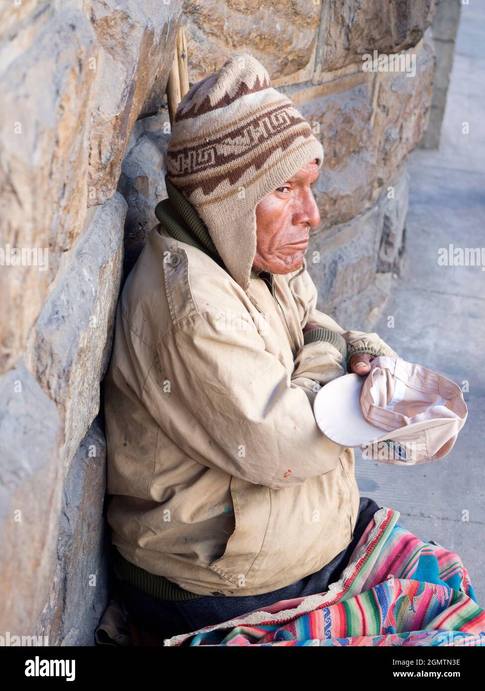 Sucre, Bolivia - 21 maggio 2018 Un mendicante a Sucre, Bolivia, guarda in modo espettorato per i contributi Foto Stock
