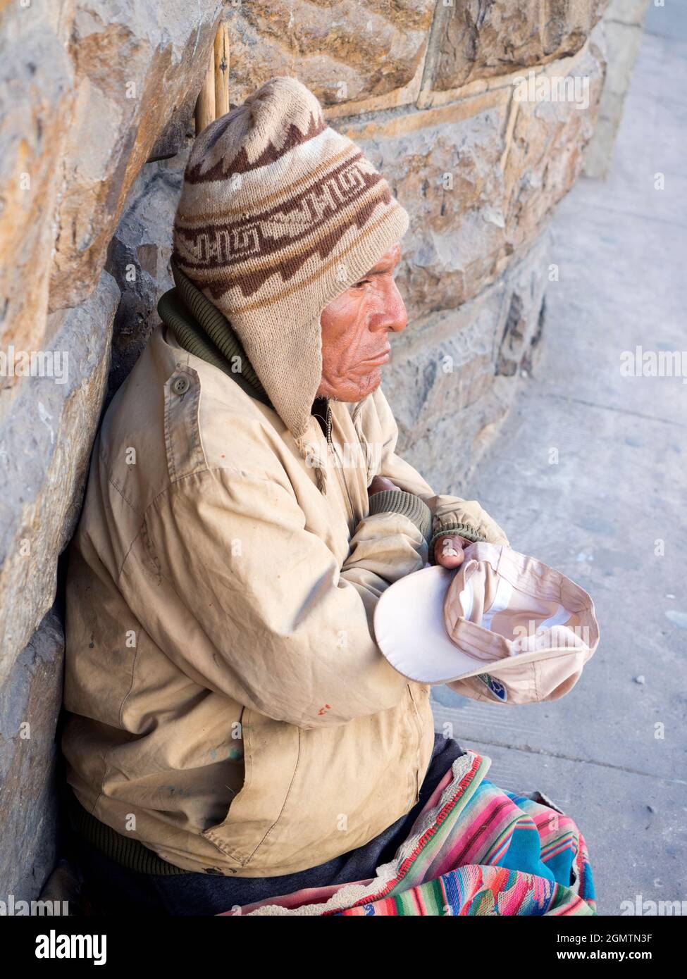 Sucre, Bolivia - 21 maggio 2018 Un mendicante a Sucre, Bolivia, guarda in modo espettorato per i contributi Foto Stock