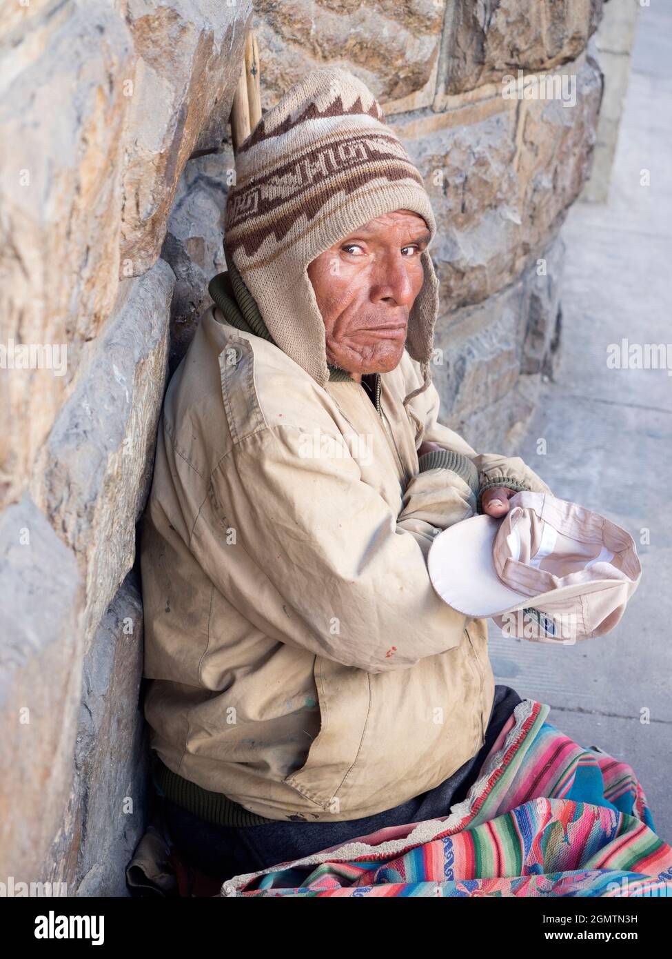 Sucre, Bolivia - 21 maggio 2018 Un mendicante a Sucre, Bolivia, guarda in modo espettorato per i contributi Foto Stock