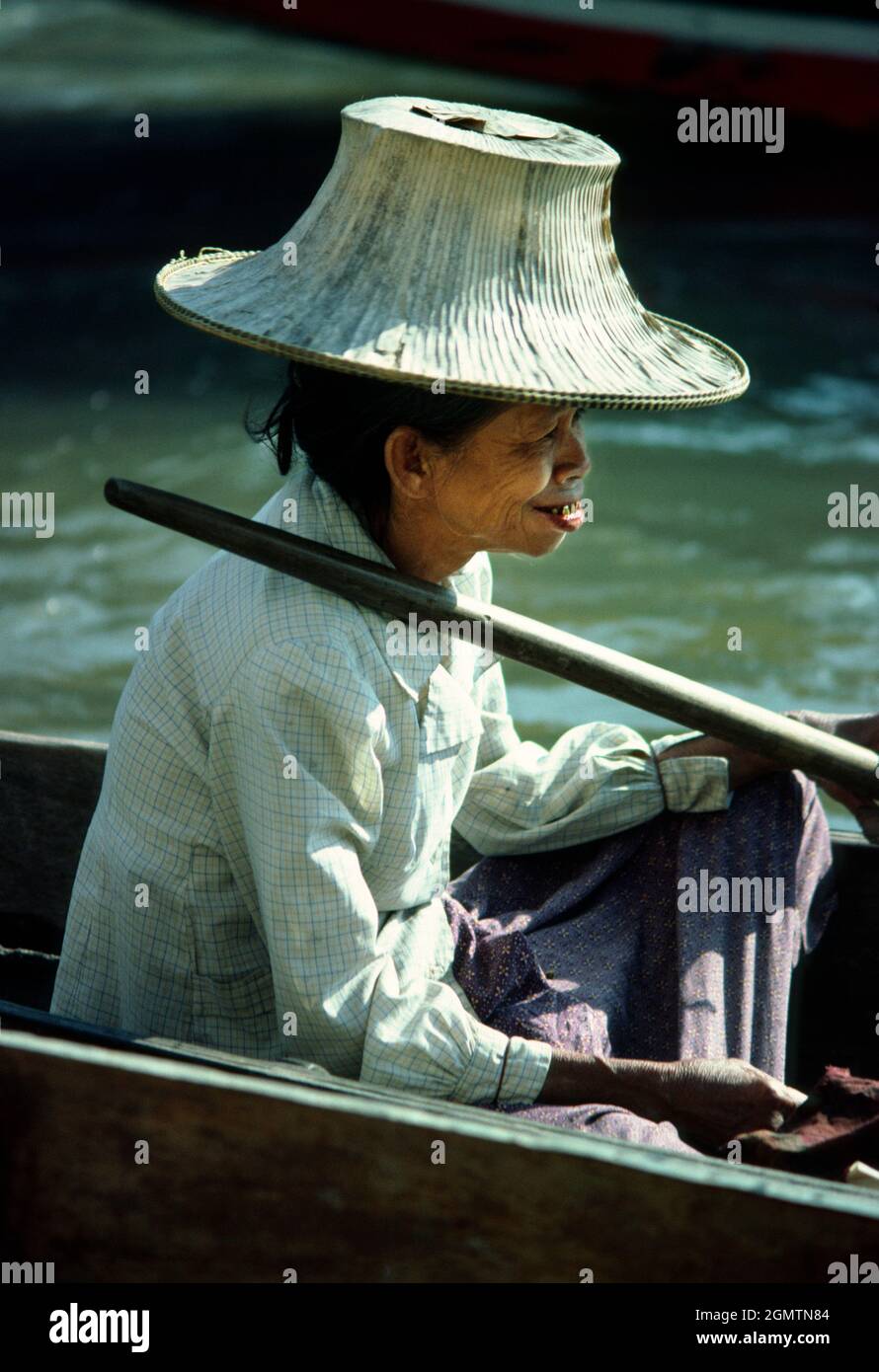 Bangkok, Thailandia - Febbraio 1984 Sì, questo colpo ha più di 33 anni, e questa vecchia signora, denti macchiati da masticare dado Betel, è stato lì per salutarmi th Foto Stock