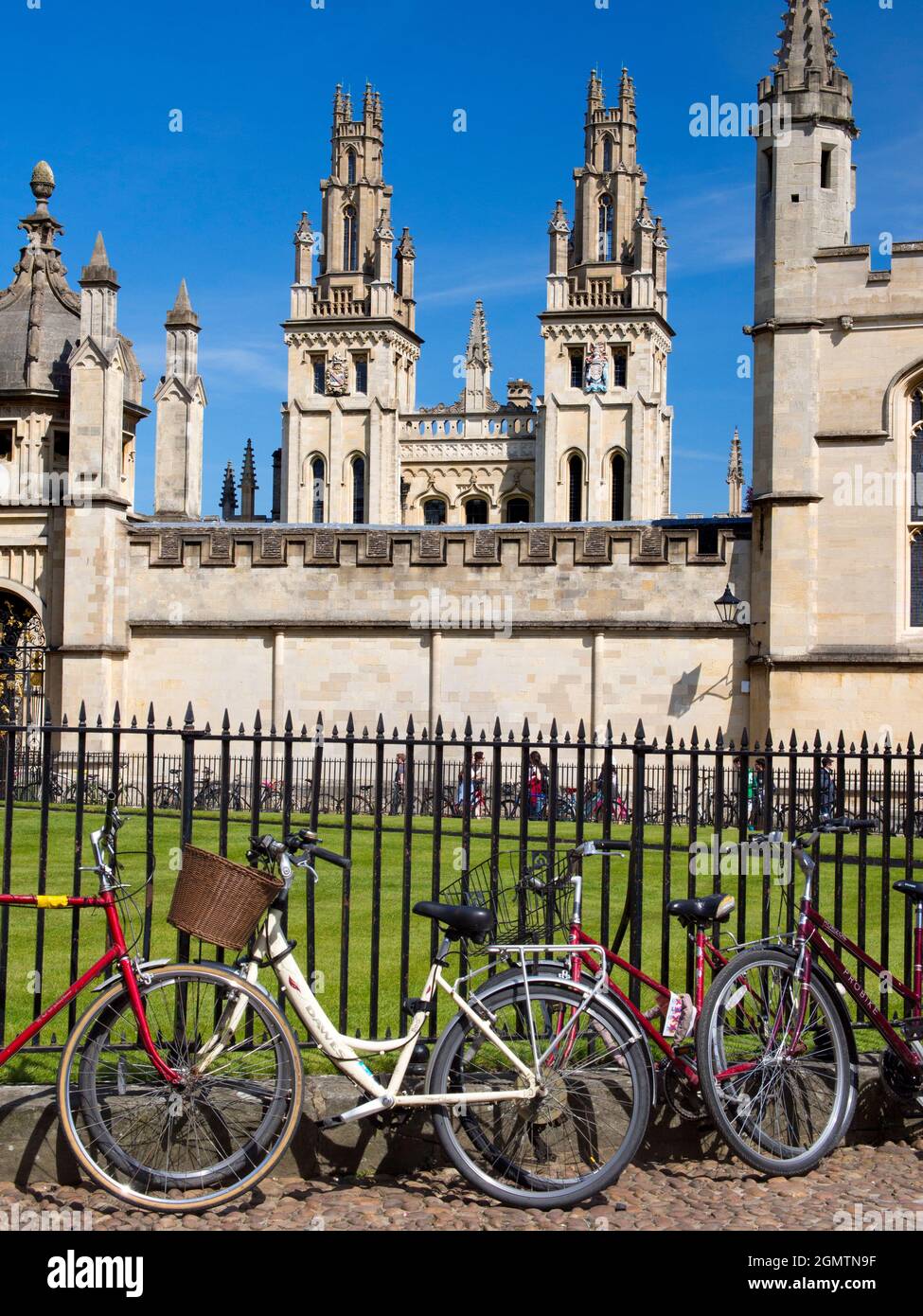 Radcliffe Square si trova nel cuore della storica Oxford. Il centro-palco è preso dalla Radcliffe Camera; questo edificio distintivo di Oxford Universi Foto Stock