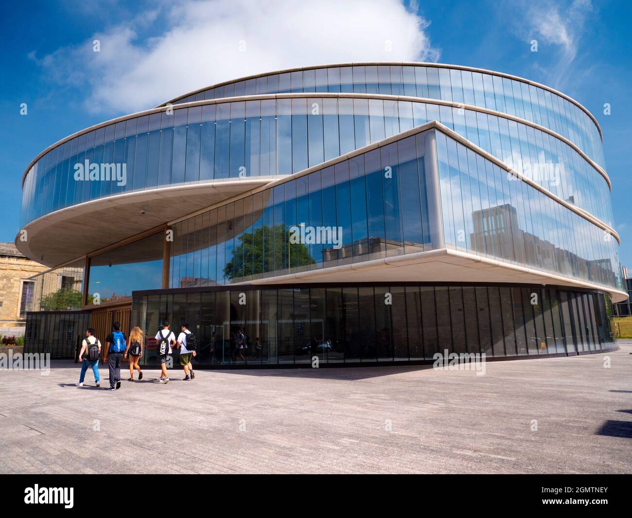 Oxford, Inghilterra - 24 luglio 2019; cinque studenti in shot. Situato in Walton Street, adiacente al quartiere Jericho di Oxford, la Blavatnik School of G. Foto Stock