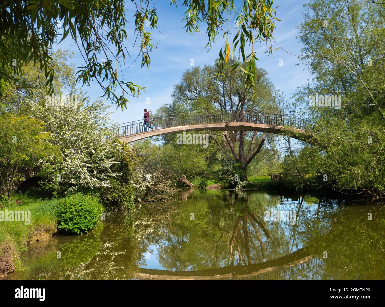 Oxford, Inghilterra - 14 Maggio 2019 l'High Bridge sul fiume Cherwell (affluente del Tamigi) attraversa i parchi universitari fino ai bellissimi prati, bro Foto Stock