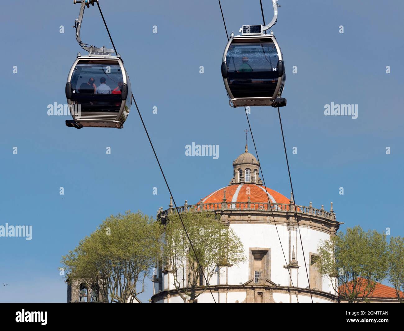 Porto è la seconda città del Portogallo dopo Lisbona. Situato sull'estuario del fiume Douro nel Portogallo settentrionale, è uno dei più antichi centri abitati Foto Stock