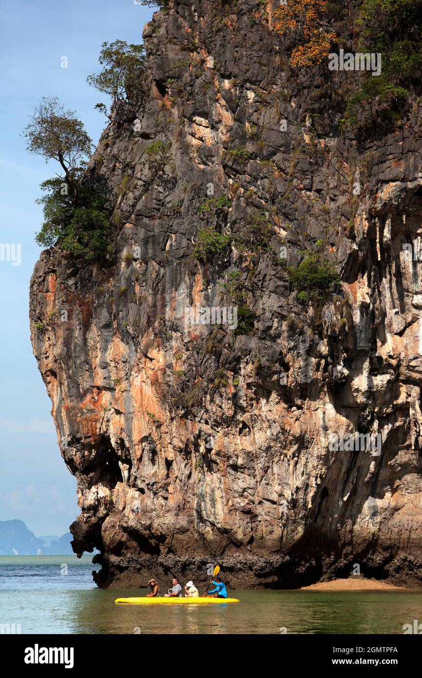 Phang Nga Bay Off Phuket Thailandia - Aprile 2011; Phang Nga Bay si trova nello stretto di Malacca tra l'isola di Phuket e la terraferma del Malese Foto Stock