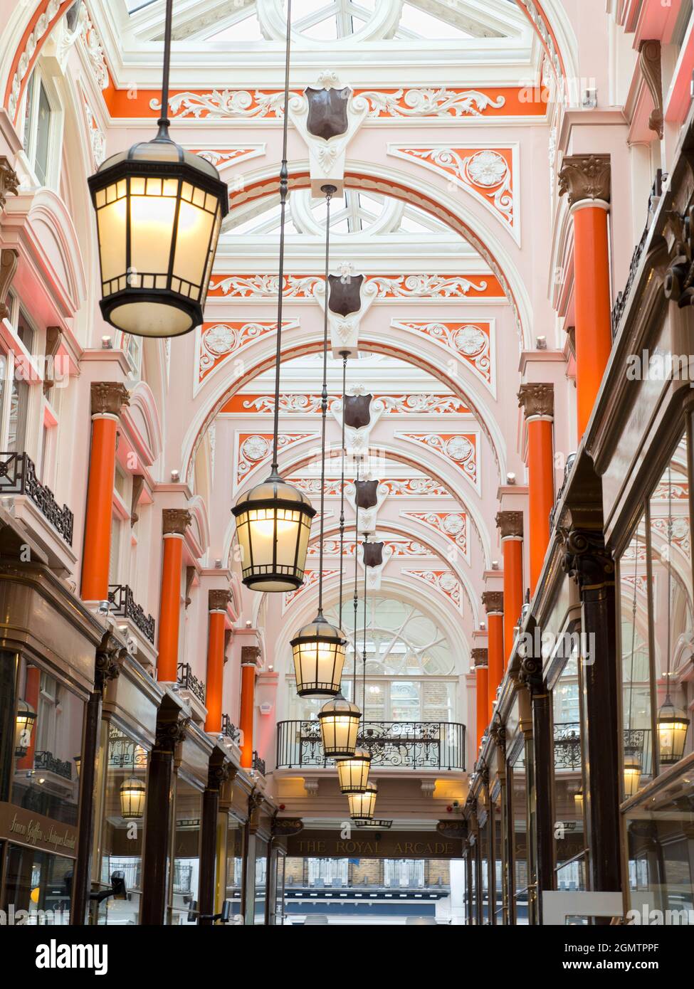 Costruito nel 1879, il Royal Arcade, classificato di grado II, collega Bond Street e Albemarle Street nel cuore di Londra. Questo elegante spazio vittoriano ospita Foto Stock