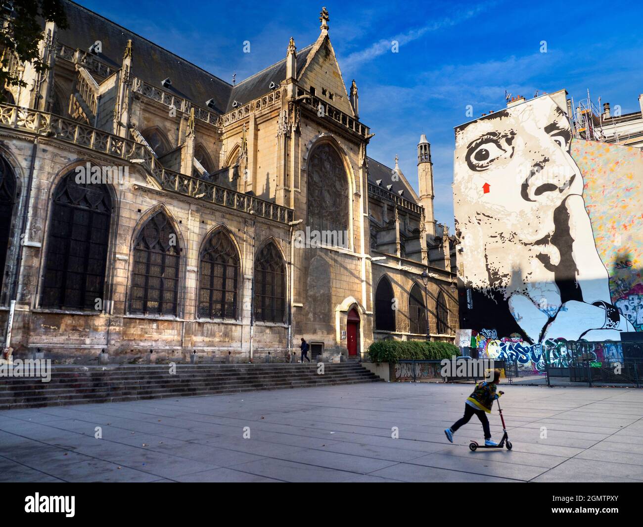 Parigi, Francia - 20 settembre 2018; Place Stravinsky, che il bambino in giro, si trova tra il Centre Pompidou e la Chiesa di Sain Foto Stock