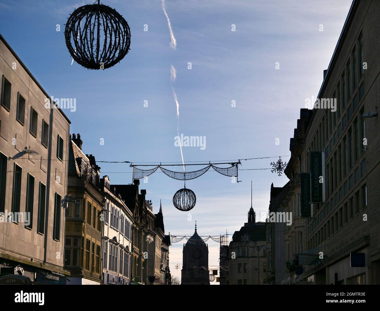 Cornmarket Street è un importante centro commerciale di Oxford da oltre 1000 anni. Il nome deriva da un magazzino di stoccaggio del mais che era originariamente Foto Stock