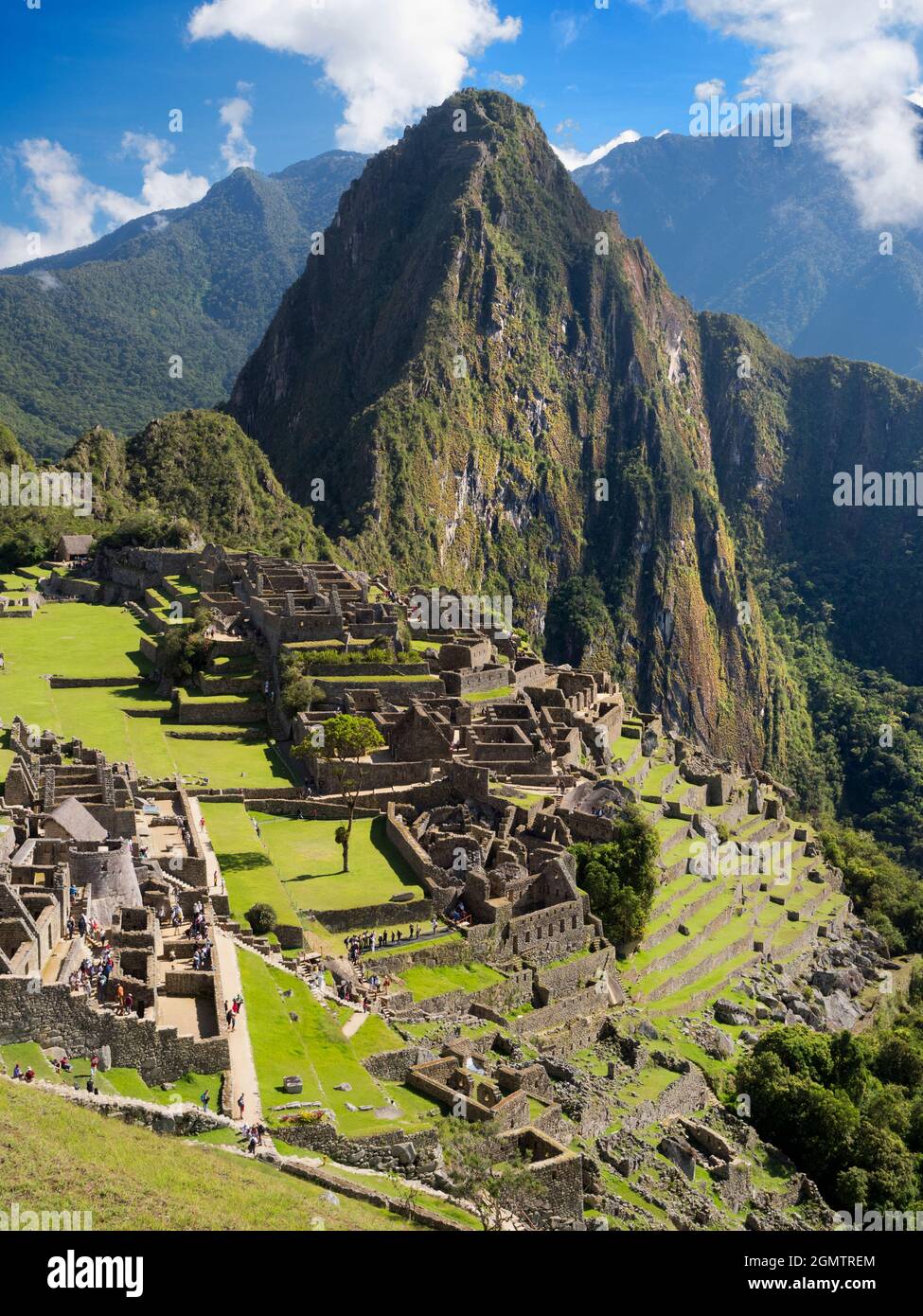 Machu Picchu, Perù - 14 maggio 2018 situato in una maestosa località montagnosa a 2400m di altitudine nelle Ande, le rovine della città inca 15 ° secolo Foto Stock