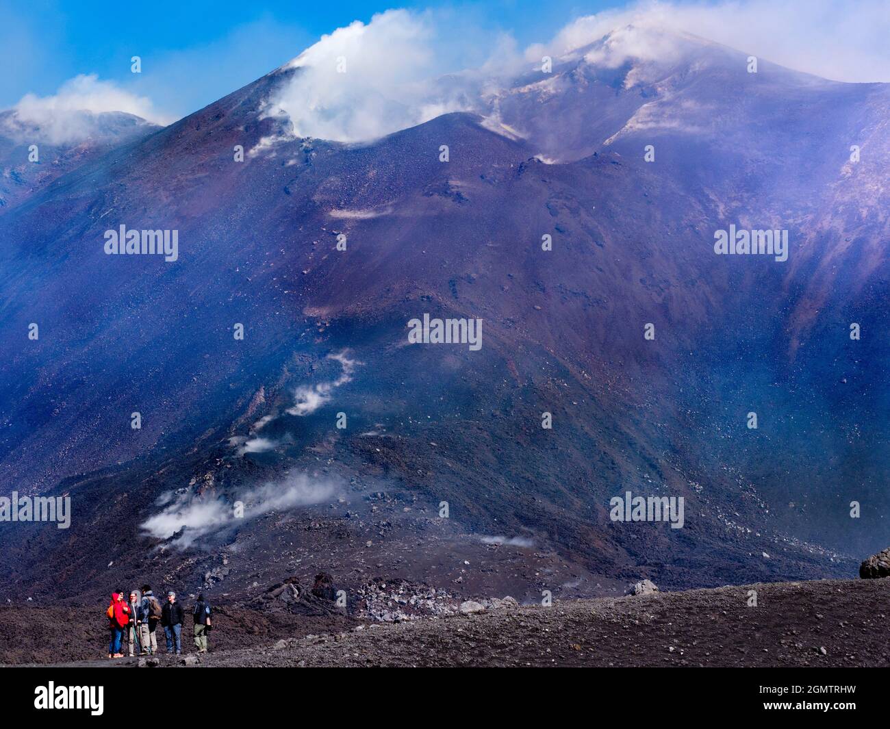 Etna, Sicilia, Italia - 21 settembre 2019; cinque persone in foto. Il maestoso Monte Etna domina il paesaggio nord-orientale della Sicilia, tra Foto Stock