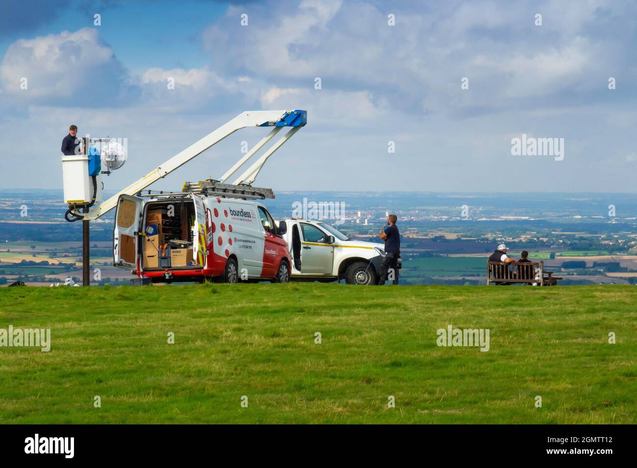 Tecnico delle telecomunicazioni che lavora su una connessione a banda larga in un sito collinare nel North Yorkshire Foto Stock