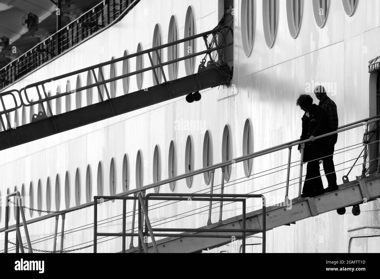 Ketchikan, Alaska USA - 26 maggio 2010; persone in vista. Qui vediamo i passeggeri imbarcarsi e sbarcare mentre una nave da crociera è ormeggiata Foto Stock