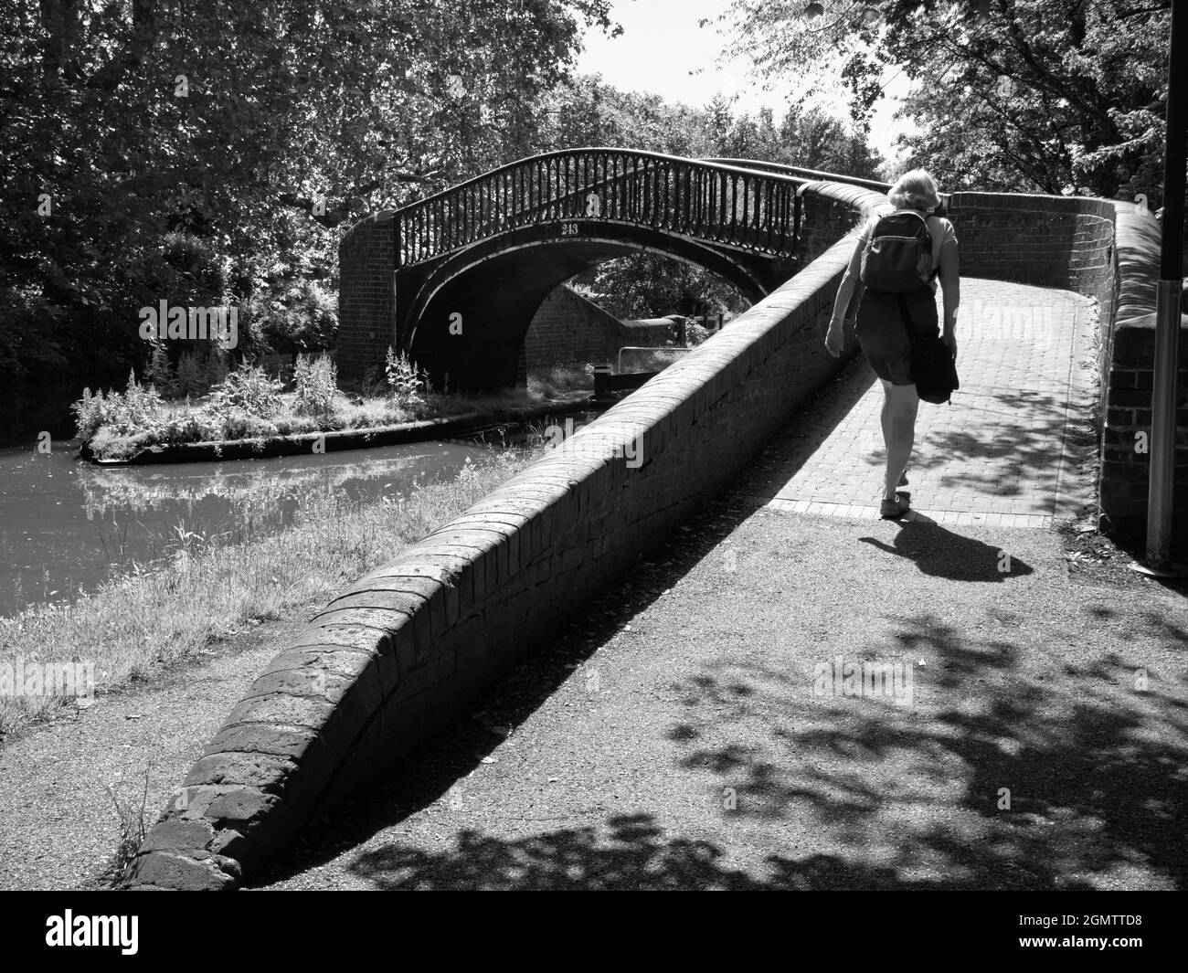 Oxford, Inghilterra - 27 giugno 2019; una donna in un colpo. I corsi d'acqua, i canali, i ruscelli e i fiumi di Oxford sono una fonte di molte delizie tranquille e panoramiche. H Foto Stock