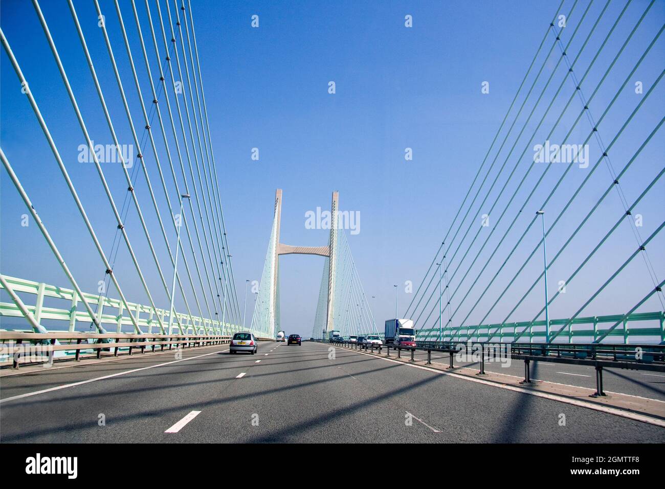 Severn Crossing, confine Galles/Inghilterra, 2008; l'elegante Severn Bridge è un ponte sospeso che attraversa il fiume Severn tra sud Foto Stock