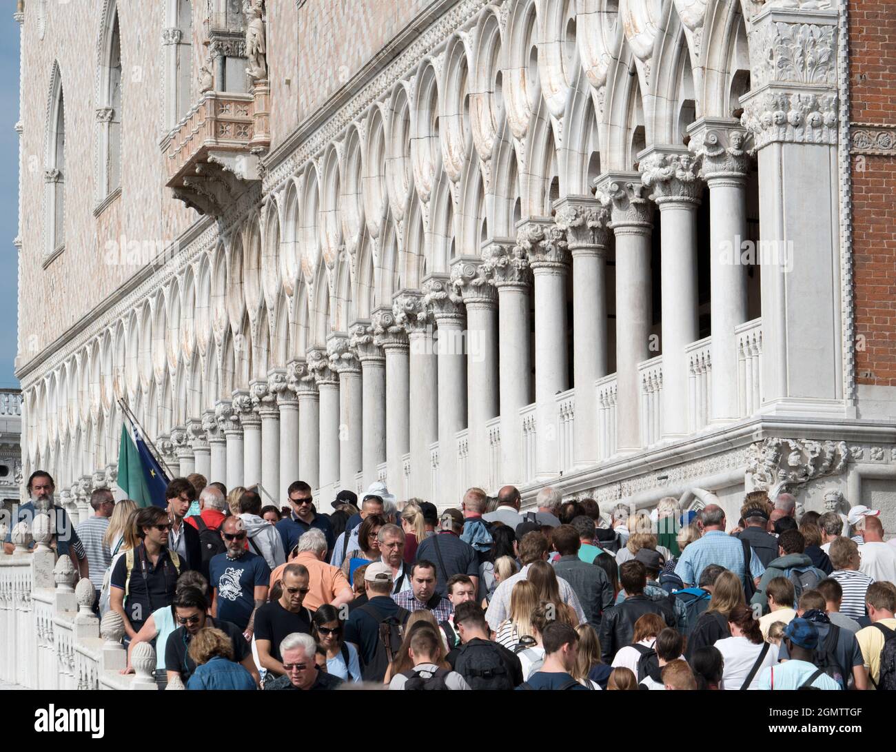 Venezia è una delle grandi città del mondo, famosa per i suoi canali, l'architettura sublime, la bellezza e la storia esotica. E 'anche sommerso dal turista Foto Stock