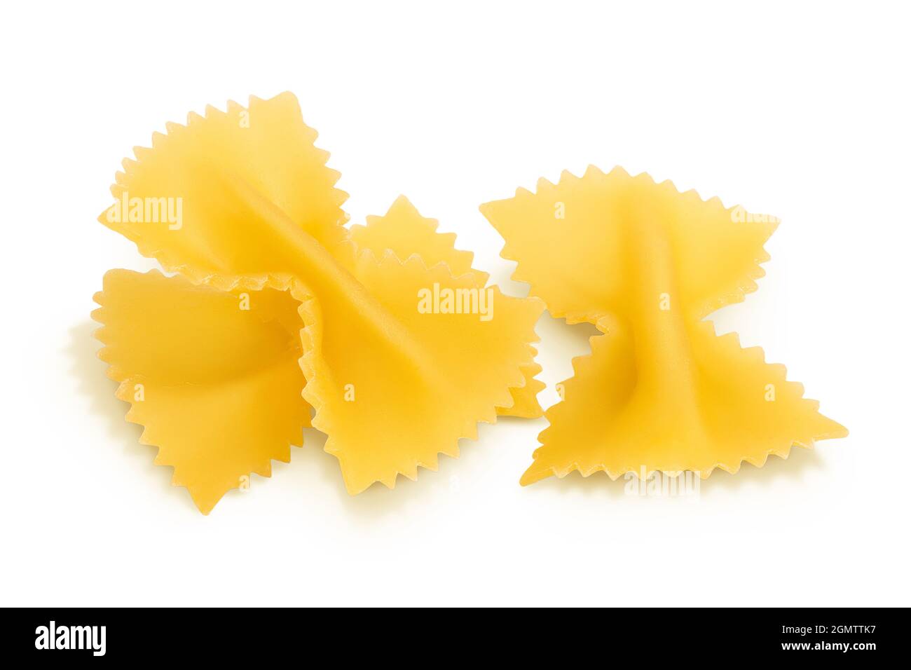 Pasta con cravatta ad arco isolata su sfondo bianco con percorso di taglio e profondità di campo completa. Foto Stock