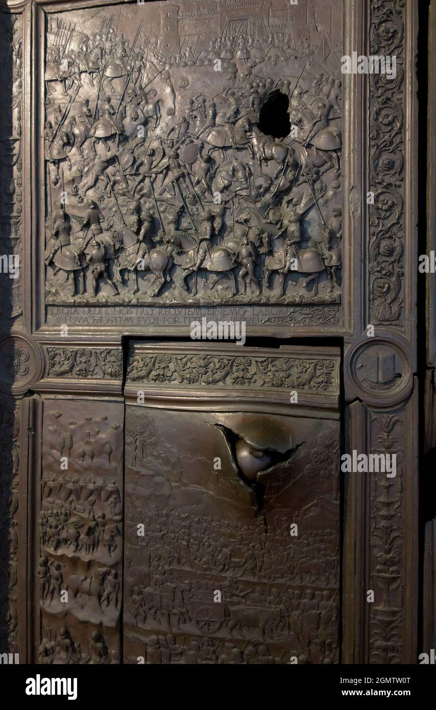 Napoli, Italia - Ottobre 2014; Castel nuovo di Napoli fu eretto per la prima volta nel 1279. Si tratta di un imponente castello medievale affacciato sul porto situato Foto Stock