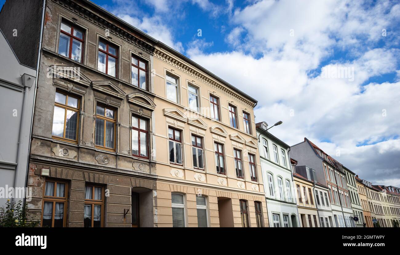 Ristrutturazione dell'edificio: Ristrutturato accanto a un vecchio edificio non ristrutturato nella storica città vecchia di Wismar, Meclemburgo-Pomerania occidentale, Germania Foto Stock