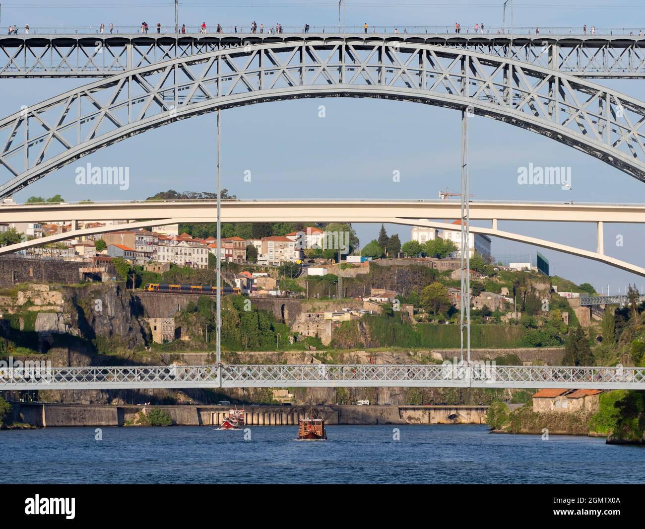 Porto è la seconda città del Portogallo dopo Lisbona. Situato sull'estuario del fiume Douro nel Portogallo settentrionale, è uno dei più antichi centri abitati Foto Stock